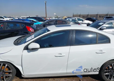 2017 Volvo S60 T5 Dynamic z USA, uszkodzony, nr VIN YV126MFL6H2423997